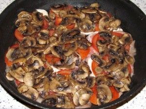 выложить жареные грибы на помидоры
