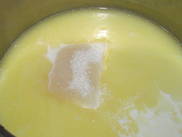 растворение сахара в молоке с маслом