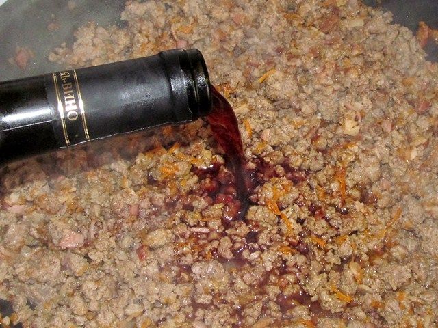добавляем вино в обжаренный фарш