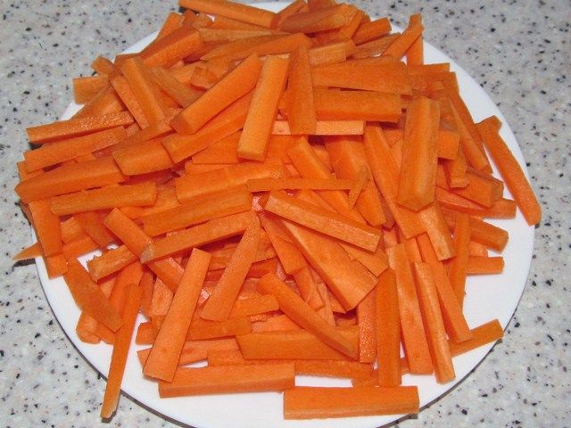 морковка для плова, резанная брёвнышками