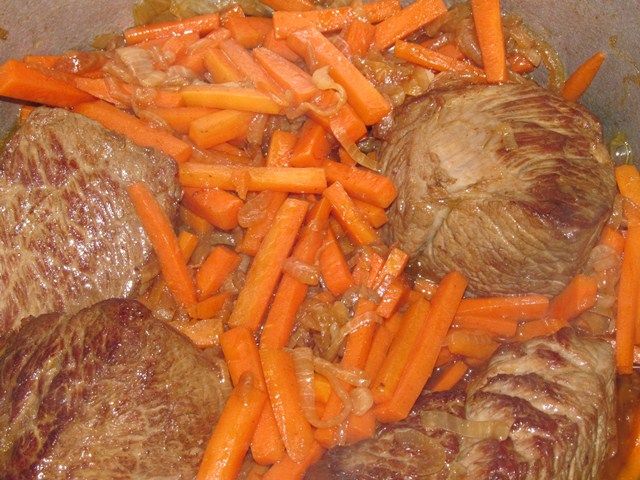 обжаренная морковка в казане