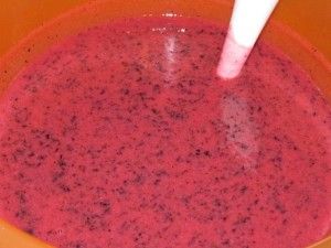 перемешивание ягоды с сахаром