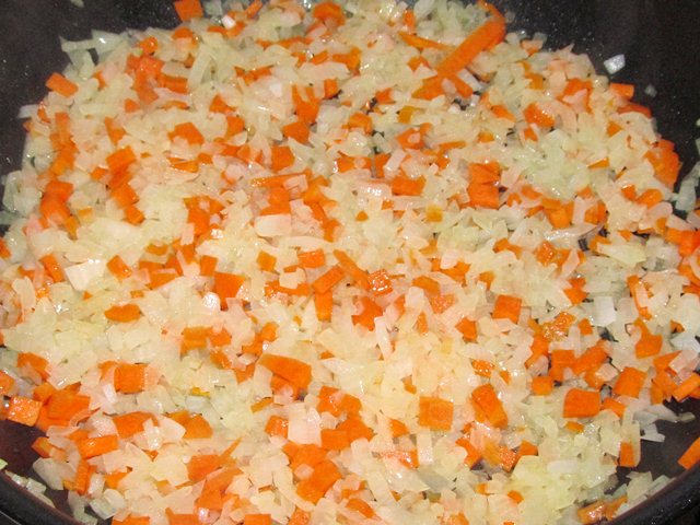 Обжарка лука и морковки