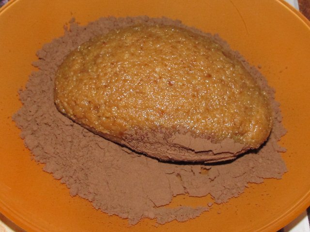 обваливание пирожного в какао