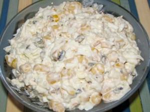 салат из мидий с кукурузой и луком