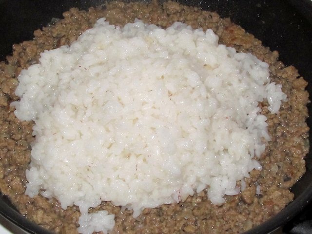 Рис с фаршем и овощами на сковороде: простой рецепт - Лайфхакер