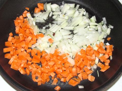 пассируем лук и морковь на сковородке