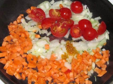 помидор лук морковь в сковороде