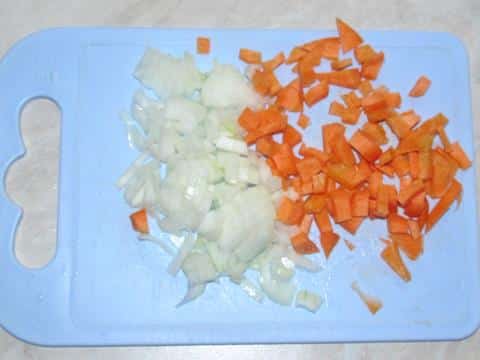 нашинковать лук и морковь