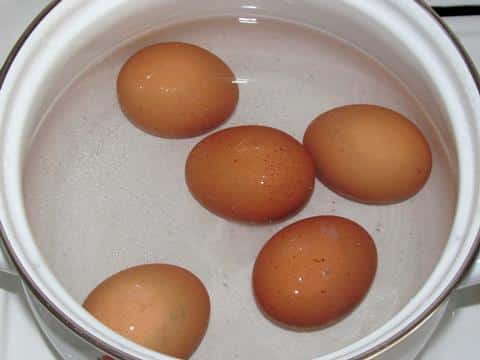 сварить куриные яйца в кастрюле