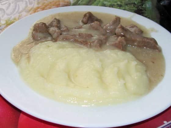 Мясной гуляш с подливкой и картофельным пюре, как в садике, рецепт с фото — belim-krasim.ru