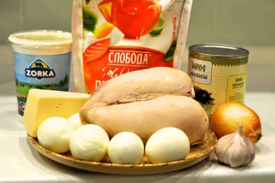 Праздничный слоеный салат с курицей, грибами и консервированными ананасами