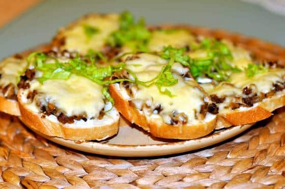 Горячий бутерброд с грибной начинкой под сыром