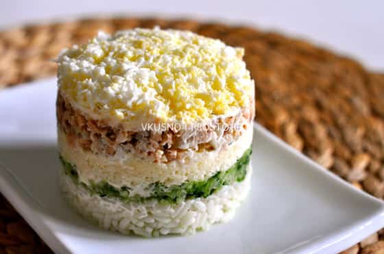 Салат с рыбой и рисом