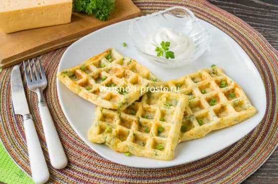 Оригинальный рецепт овсяных вафель с сыром и свежей зеленью