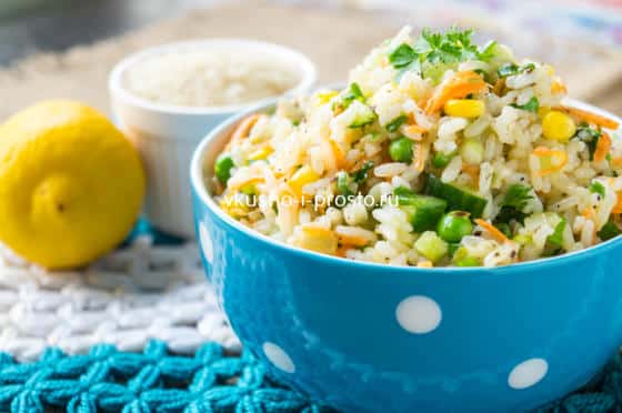 постный салат из риса и овощей