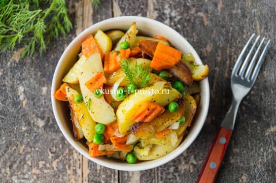 картофель с овощами на сковороде