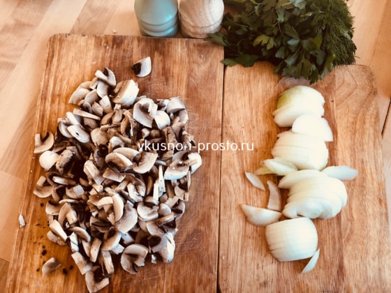 Нарезаем грибы и лук