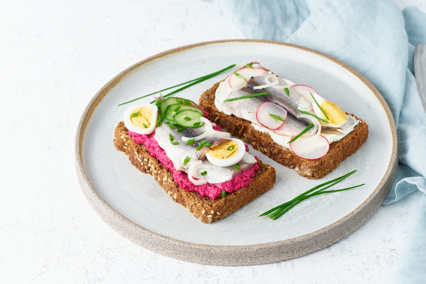 датский бутерброд с селедкой и свеклой