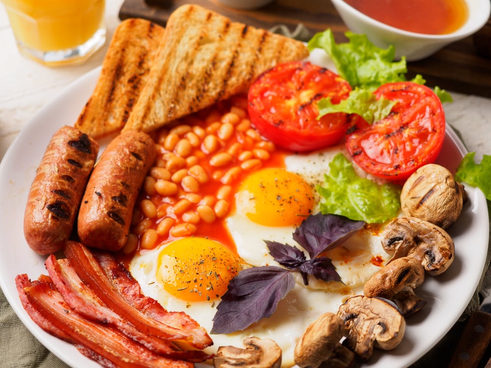 английский завтрак с глазуньей, фасолью и грибами