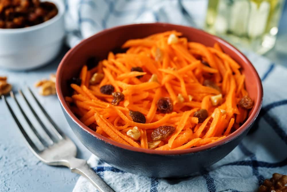 салат из моркови, орехов и изюма