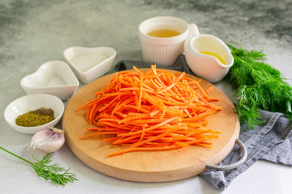 Измельчаем морковь на терке для овощей по-корейски