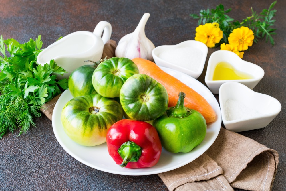Ингредиенты для салата из зеленых помидоров по-корейски