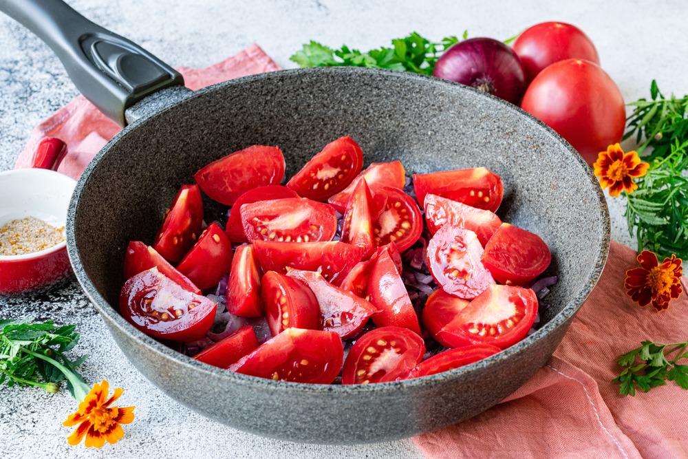 Добавляем томаты, пассеруем овощи вместе