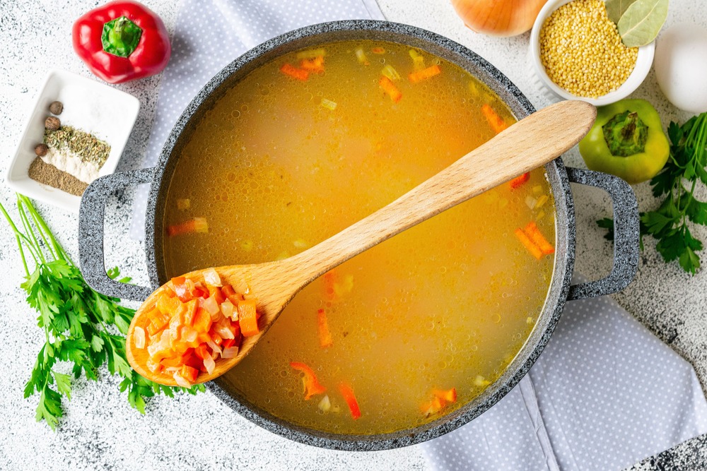 Опускаем пассерованные овощи в суп