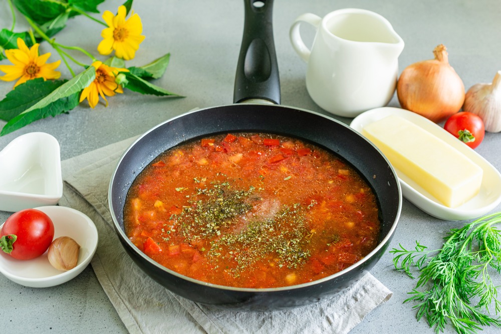 Смешиваем ингредиенты для томатного соуса