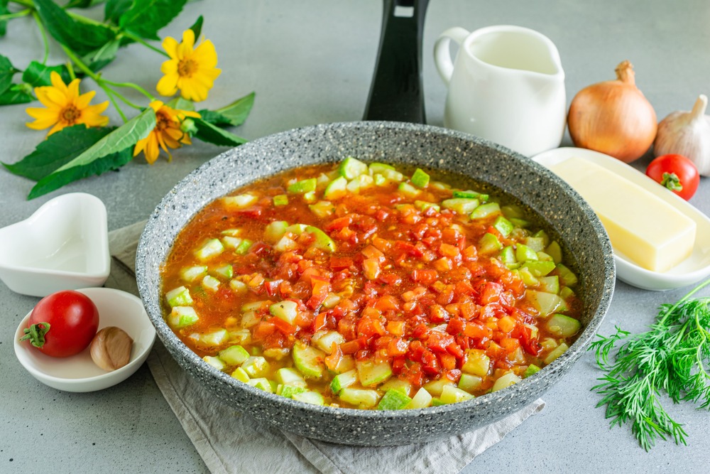 Вливаем томатный соус к овощам