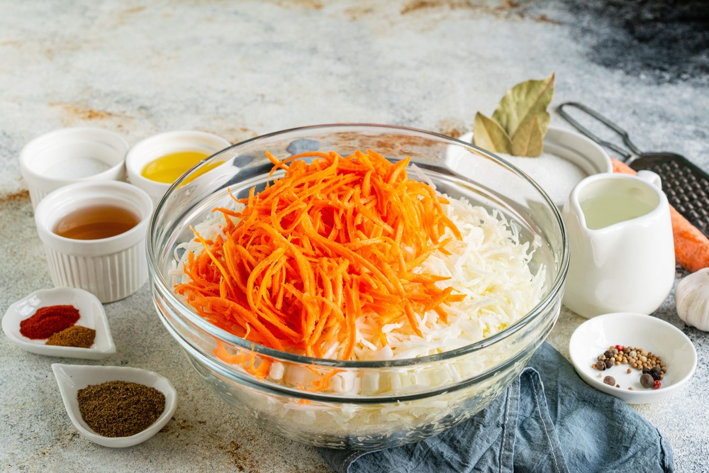 Измельчаем морковь на терке для приготовления овощей по-корейски
