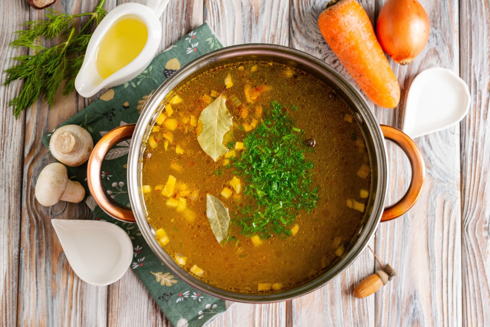 Доводим суп до вкуса, добавляем соль, зелень и специи