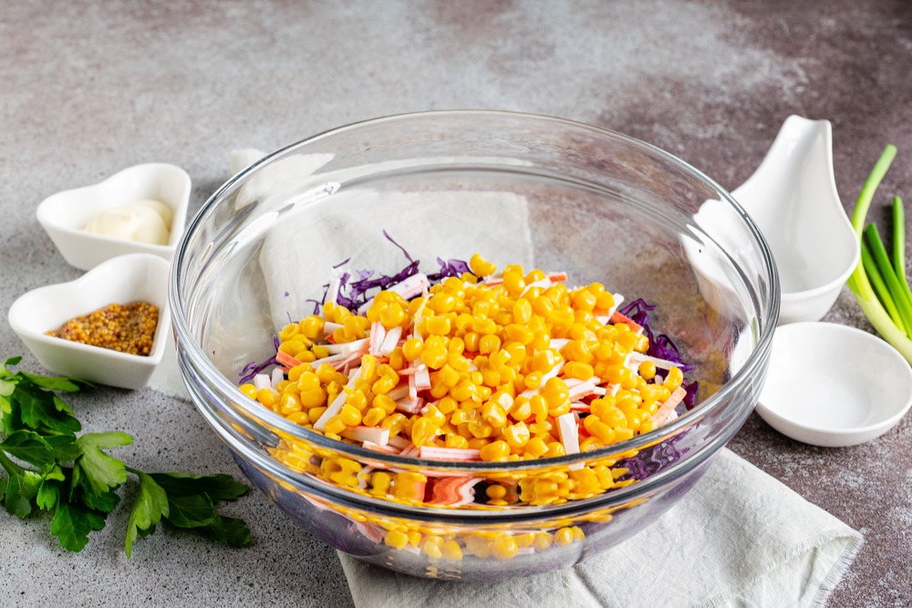 Всыпаем зерна консервированной кукурузы в салат